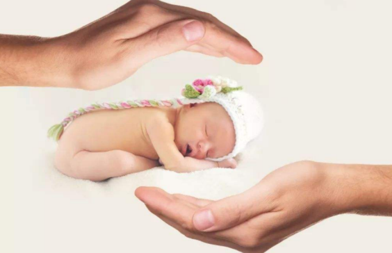 寶寶一抱就睡一放就醒怎么辦 寶寶只能抱睡解決方法 寶寶一抱就睡一放就醒怎么辦 寶寶只能抱睡解決方法