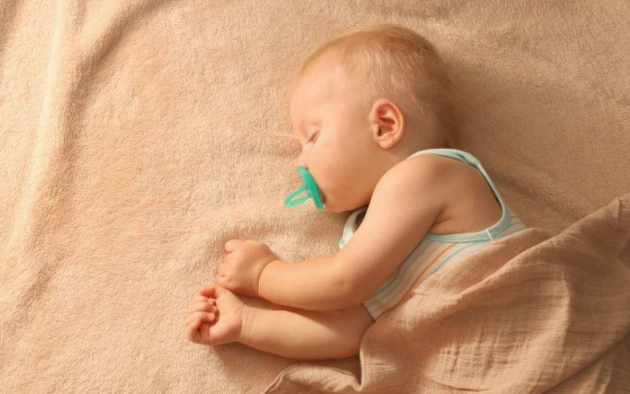 新生兒睡眠少是什么原因  新生兒睡眠少怎么辦