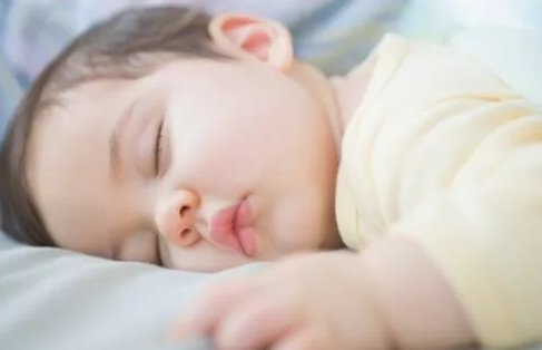 新生兒睡眠多久正常   不同月齡寶寶需要的睡眠時間