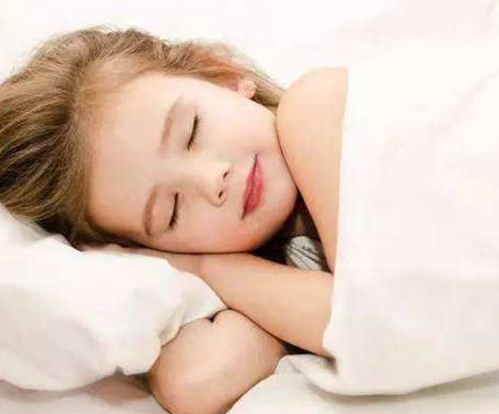 寶寶晚上不愛睡覺怎么辦  寶寶不愛睡覺的解決辦法