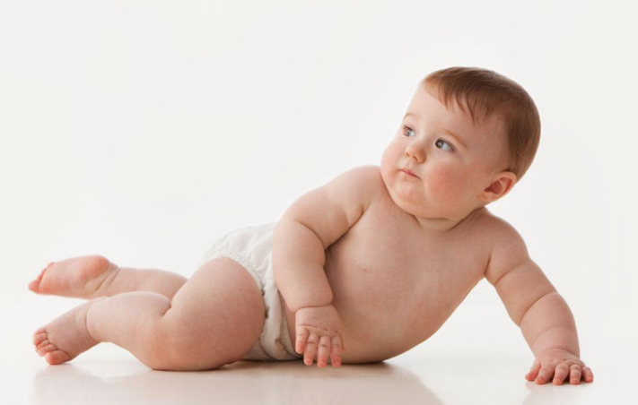 寶寶遲遲不翻身是什么原因 怎么訓練寶寶翻身