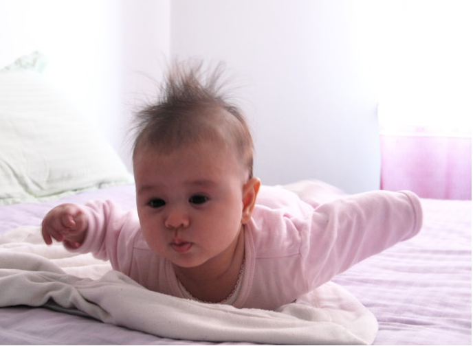 寶寶遲遲不翻身是什么原因 怎么訓練寶寶翻身