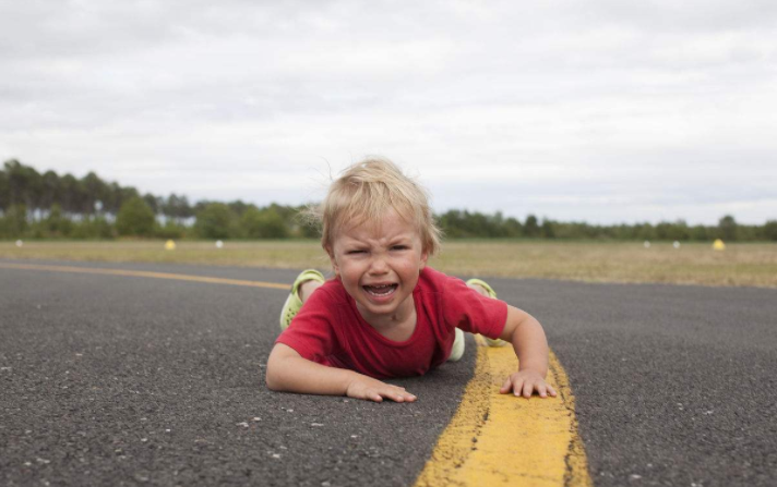 孩子摔倒了家長要不要扶 孩子摔倒了怎么辦 孩子摔倒了家長要不要扶 孩子摔倒了怎么辦
