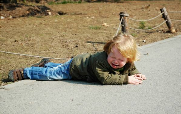 孩子摔倒了家長要不要扶 孩子摔倒了怎么辦 孩子摔倒了家長要不要扶 孩子摔倒了怎么辦