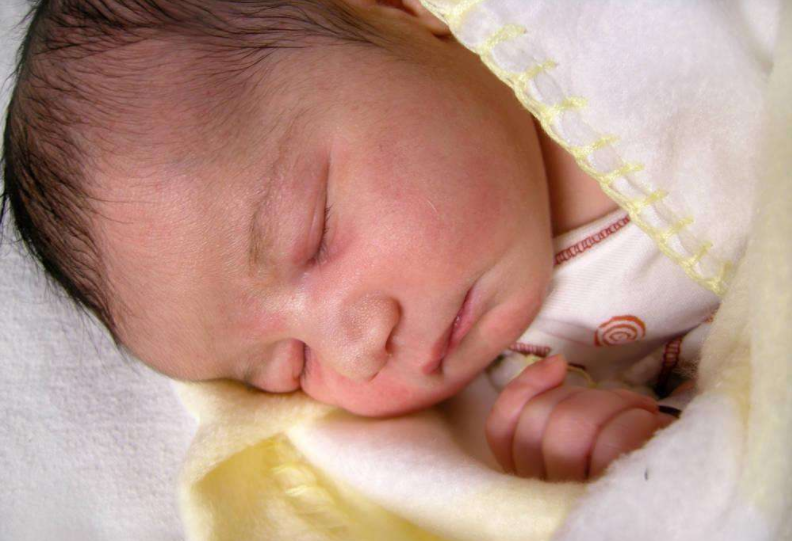 新生兒鼻子上的白點是什么 新生兒鼻子上的白點怎么處理