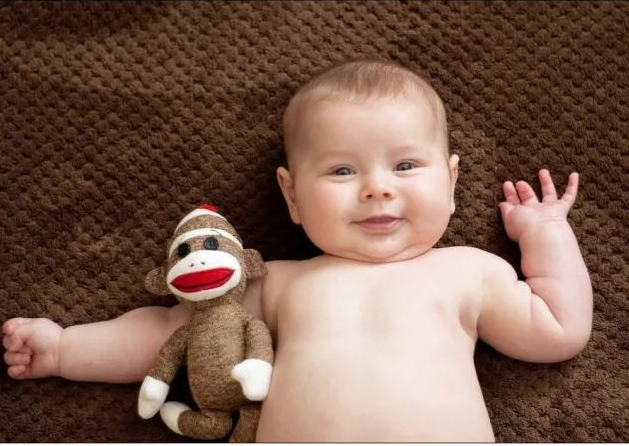 新生兒屁多正常嗎 新生兒放屁時噴出水怎么辦