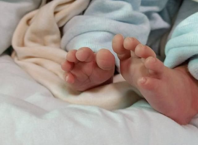 新生兒屁多正常嗎 新生兒放屁時噴出水怎么辦