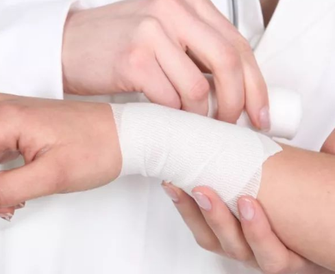 爸爸割皮救女 孩子被燙傷該怎么辦