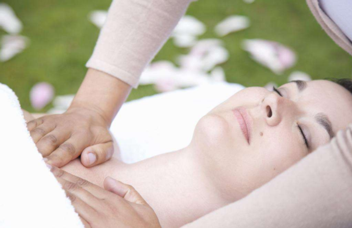 產后斷奶胸部變小是怎么回事 產后怎么斷奶胸部不縮水 產后斷奶胸部變小是怎么回事 產后怎么斷奶胸部不縮水