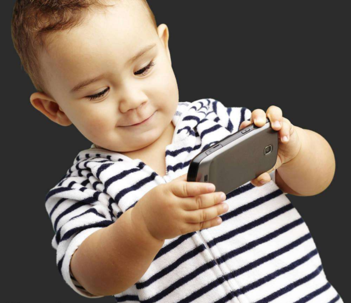 長期玩手機對兒童大腦有什么影響 孩子玩手機上癮怎么辦 長期玩手機對兒童大腦有什么影響 孩子玩手機上癮怎么辦