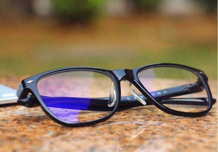 防藍光眼鏡有用嗎 怎么挑選防藍光眼鏡 防藍光眼鏡有用嗎 怎么挑選防藍光眼鏡