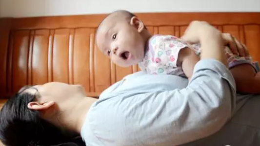 寶寶不會抬頭怎么訓練 寶寶抬頭訓練方法