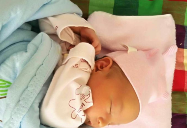 新生兒可以用枕頭嗎  新生兒幾個月可以用枕頭