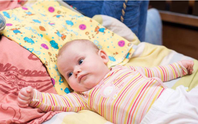 寶寶睡覺醒來總是哭怎么回事 寶寶睡覺總是醒怎么辦