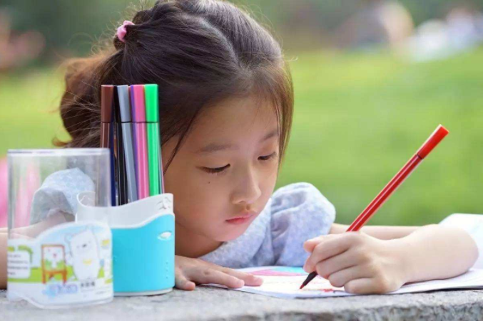 孩子左撇子更聰明嗎 孩子左撇子需不需要糾正