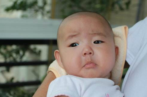 寶寶睡覺(jué)醒來(lái)總是哭怎么回事 寶寶睡覺(jué)總是醒怎么辦