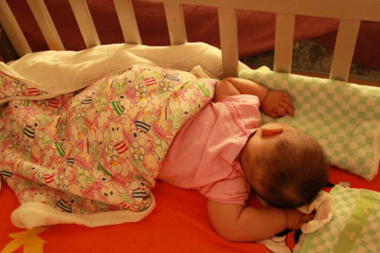 嬰兒趴著睡更聰明嗎 寶寶趴著睡需要注意什么