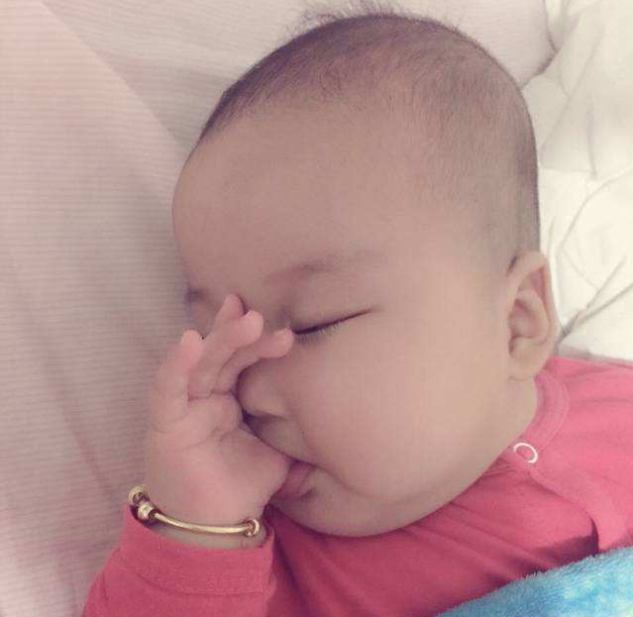 寶寶喜歡吸手指怎么辦 寶寶愛吸手指是什么原因 寶寶喜歡吸手指怎么辦 寶寶愛吸手指是什么原因