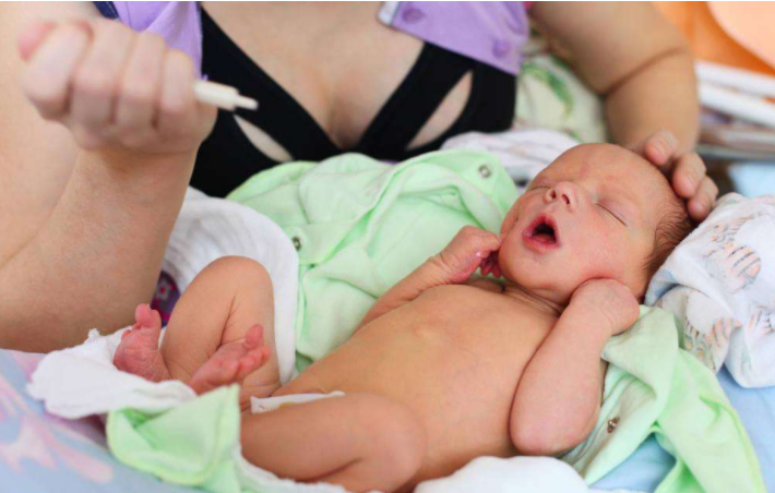 肚臍眼里的泥可以用手摳嗎 寶寶肚臍眼臟了怎么清洗