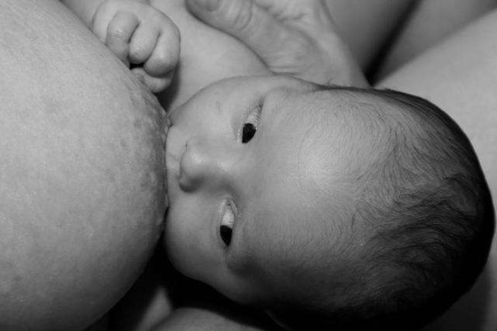 乳頭上有白點是怎么回事 乳頭小白點應該怎么處理 乳頭上有白點是怎么回事 乳頭小白點應該怎么處理