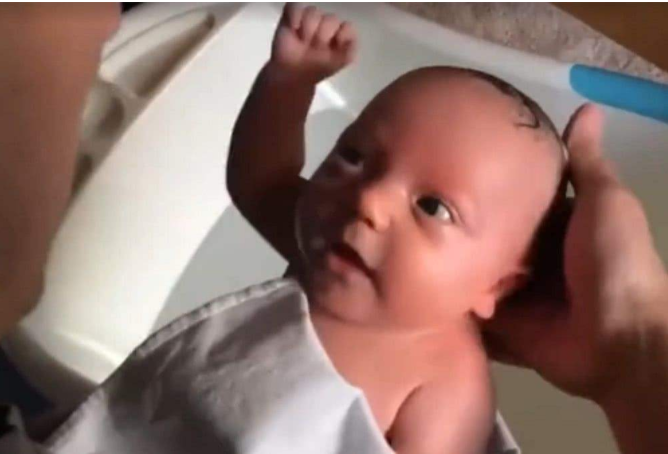 怎么給寶寶洗頭不哭 寶寶洗頭注意事項 怎么給寶寶洗頭不哭 寶寶洗頭注意事項