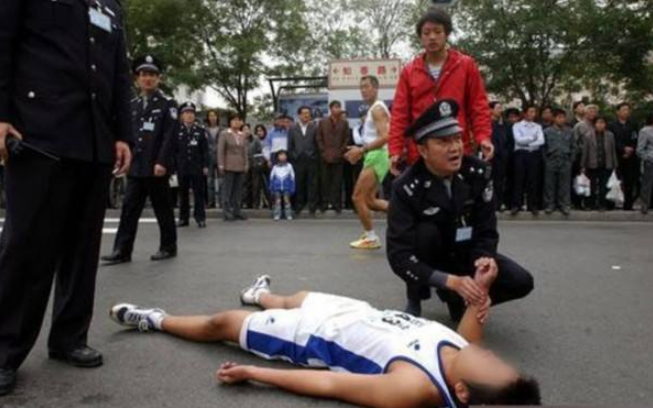 毆打同學(xué)時(shí)猝死是什么情況 突發(fā)緊急情況怎么急救