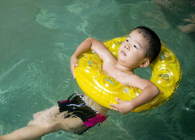 冬天可以帶寶寶泡溫泉嗎 冬天適合寶寶的戶外運動有哪些