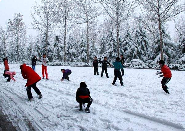 冬天可以帶寶寶泡溫泉嗎 冬天適合寶寶的戶外運動有哪些