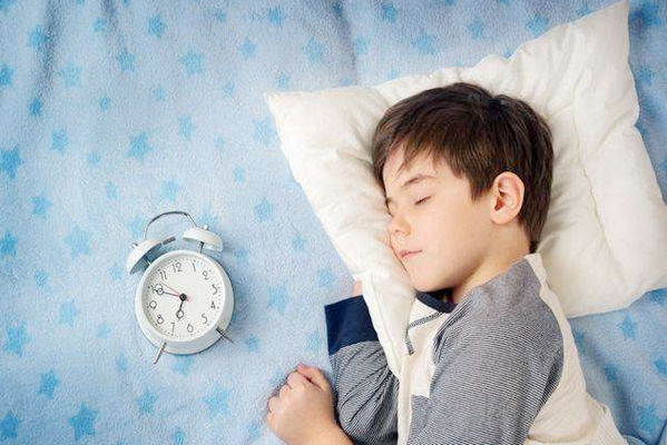 冬天寶寶愛賴床怎么辦 怎么正確叫孩子起床