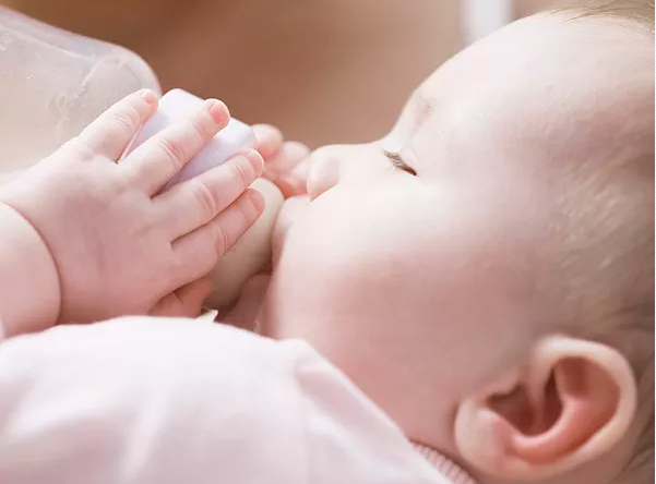 夜奶是躺著喂還是抱著喂好 給寶寶喂夜奶的正確姿勢 夜奶是躺著喂還是抱著喂好 給寶寶喂夜奶的正確姿勢