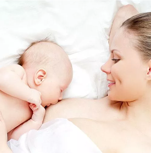 夜奶是躺著喂還是抱著喂好 給寶寶喂夜奶的正確姿勢 夜奶是躺著喂還是抱著喂好 給寶寶喂夜奶的正確姿勢