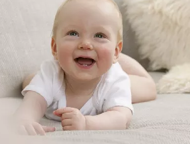 一歲以內的寶寶必須要學會的動作 寶寶一歲一內學會的動作
