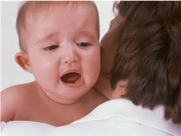 寶寶從床上摔下來怎么辦 怎么防止寶寶從床上掉下來