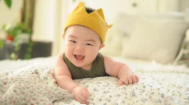 寶寶從床上摔下來怎么辦 怎么防止寶寶從床上掉下來