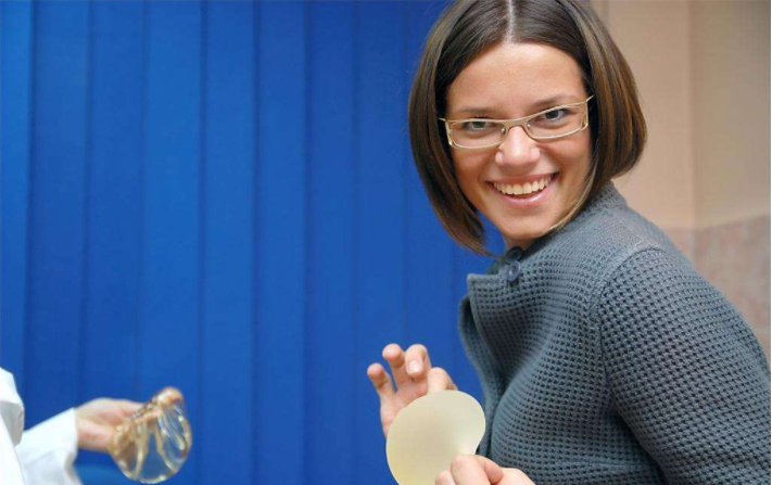 隆胸后可以哺乳嗎 隆胸哺乳對寶寶有什么影響