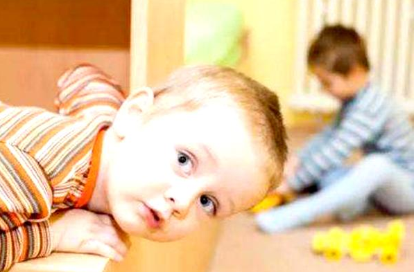 大人說話為什么小孩愛插話 怎么糾正小孩愛插話的行為