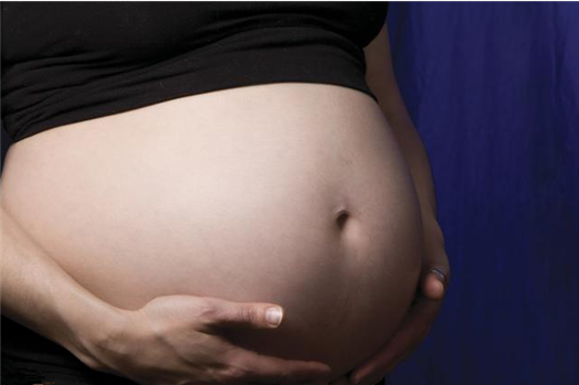 懷孕多久肚子會隆起 孕肚兩邊大小不一樣是怎么回事 懷孕多久肚子會隆起 孕肚兩邊大小不一樣是怎么回事