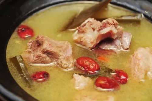 哺乳期喝湯水能下奶嗎 哺乳期一天下奶食物推薦