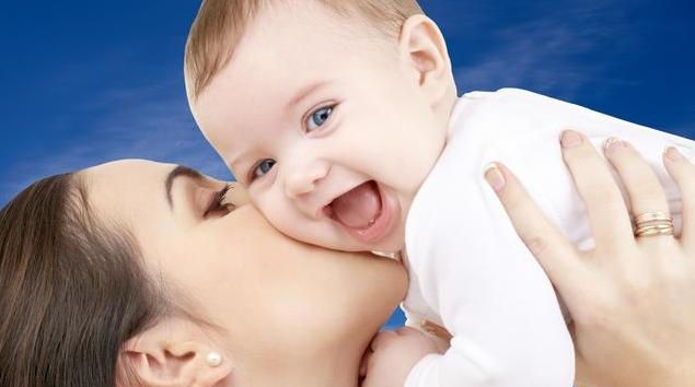 寶寶晚上愛黏媽媽是怎么回事 寶寶愛黏媽媽怎么辦 寶寶晚上愛黏媽媽是怎么回事 寶寶愛黏媽媽怎么辦