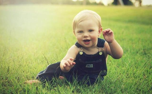 寶寶晚上愛黏媽媽是怎么回事 寶寶愛黏媽媽怎么辦 寶寶晚上愛黏媽媽是怎么回事 寶寶愛黏媽媽怎么辦