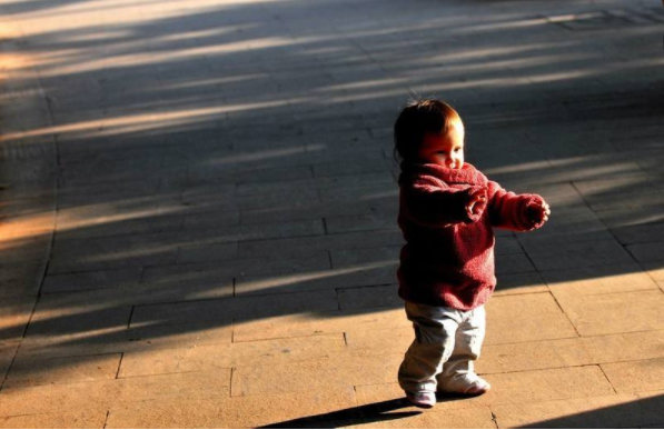 寶寶不愛走路總是要抱抱怎么回事 寶寶不想走路怎么辦