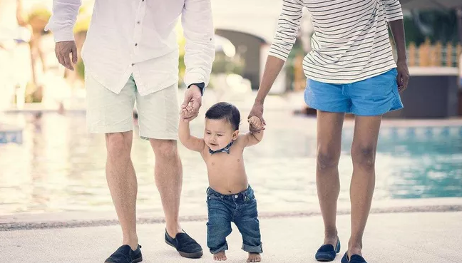 寶寶不愛走路總是要抱抱怎么回事 寶寶不想走路怎么辦