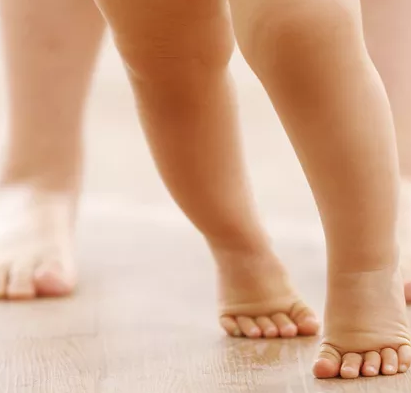 寶寶走路內八字怎么辦 怎么矯正寶寶內八字