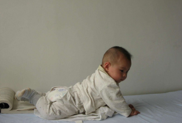 新生兒趴著屁股往上翹正常嗎 新生兒生理發(fā)育特點