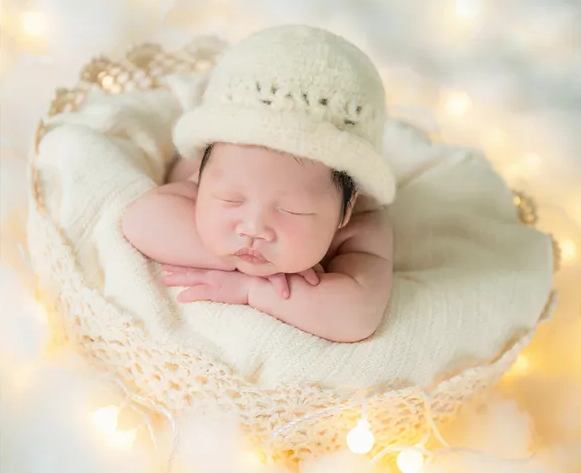 新生兒趴著屁股往上翹正常嗎 新生兒生理發(fā)育特點