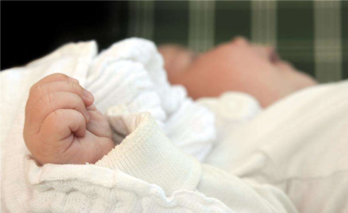 新生兒趴著屁股往上翹正常嗎 新生兒生理發(fā)育特點