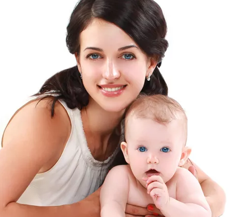 寶寶剛出生哪些人不宜抱 孩子出生第一個誰抱 寶寶剛出生哪些人不宜抱 孩子出生第一個誰抱