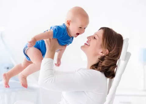 寶寶剛出生哪些人不宜抱 孩子出生第一個誰抱 寶寶剛出生哪些人不宜抱 孩子出生第一個誰抱