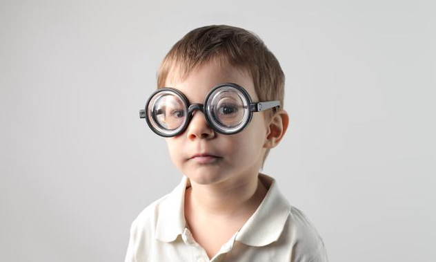 什么年齡孩子容易發(fā)生近視 孩子近視的常見誤區(qū)