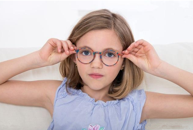 什么年齡孩子容易發(fā)生近視 孩子近視的常見誤區(qū)